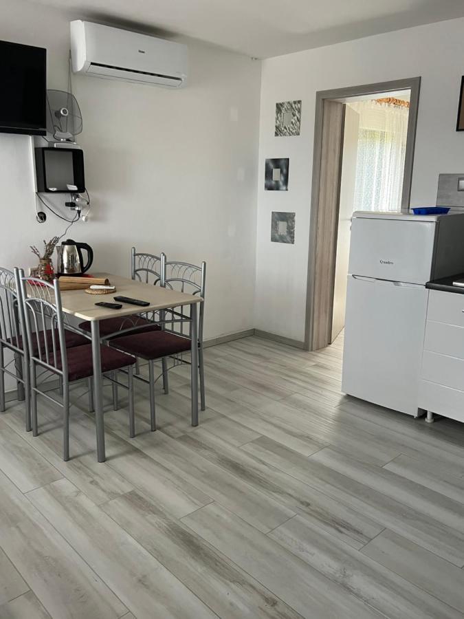 נין Apartments Linic מראה חיצוני תמונה
