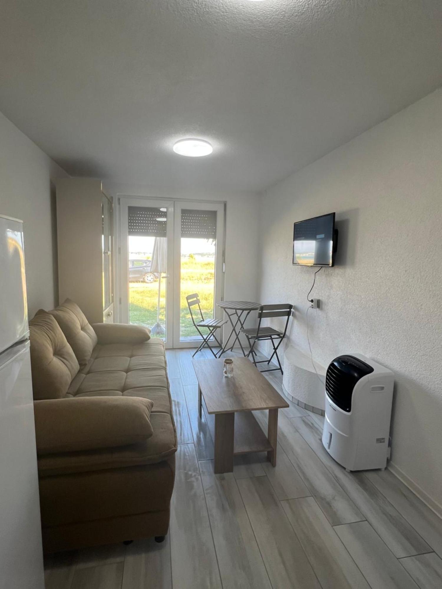 נין Apartments Linic מראה חיצוני תמונה